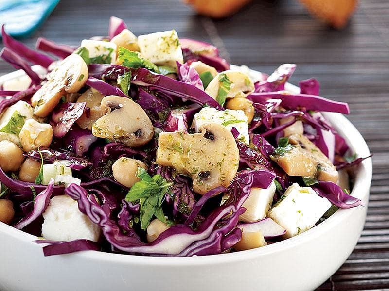 Kırmızı Lahanalı Ve Peynirli Nohut Salatası