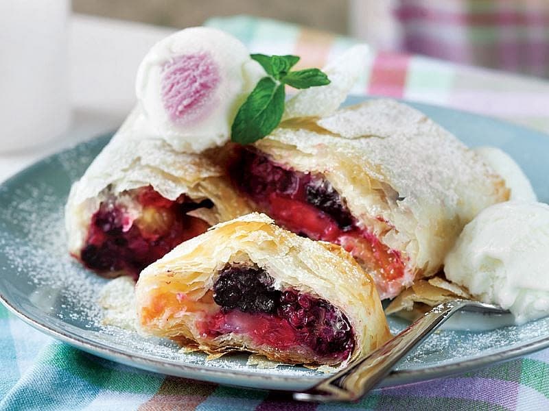 Kırmızı Meyveli Strudel