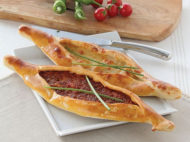 Kıymalı Ve Peynirli Pide