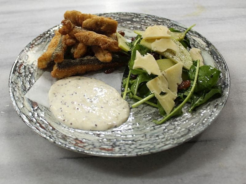 Kızarmış Çubuk Palamut, Elma Roka Salata, Aioli Sos