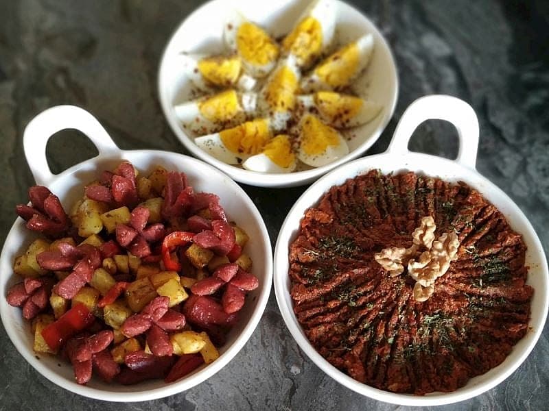 Kuru Domates Ezmesi, Sosisli Patates, Baharatlı Yumurta