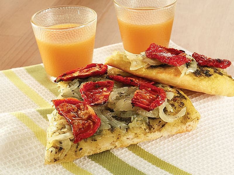 Kurutulmuş Domatesli Ve Pesto Soslu Pizza