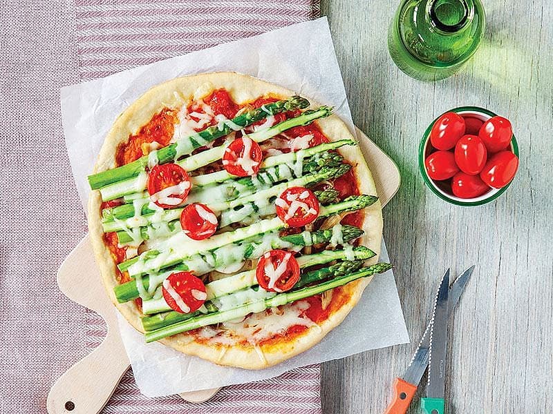 Kuşkonmazlı Ve Kiraz Domatesli Pizza