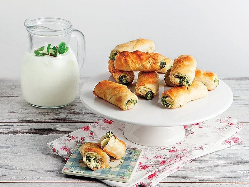 Labne Peynirli Ve Ispanaklı Rulo Börek