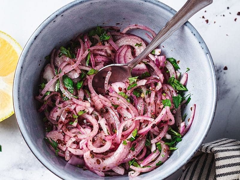 Lokanta Usulü Soğan Salatası