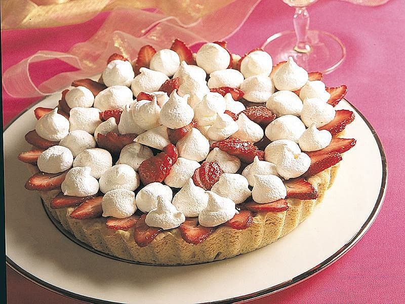 Merengli Çilekli Tart