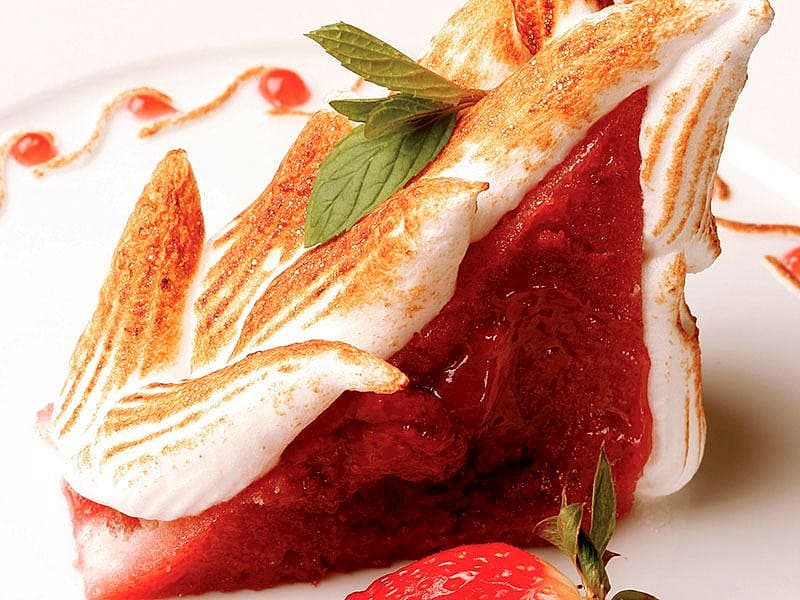 Merengli Ve Çilekli Ekmek Tatlısı