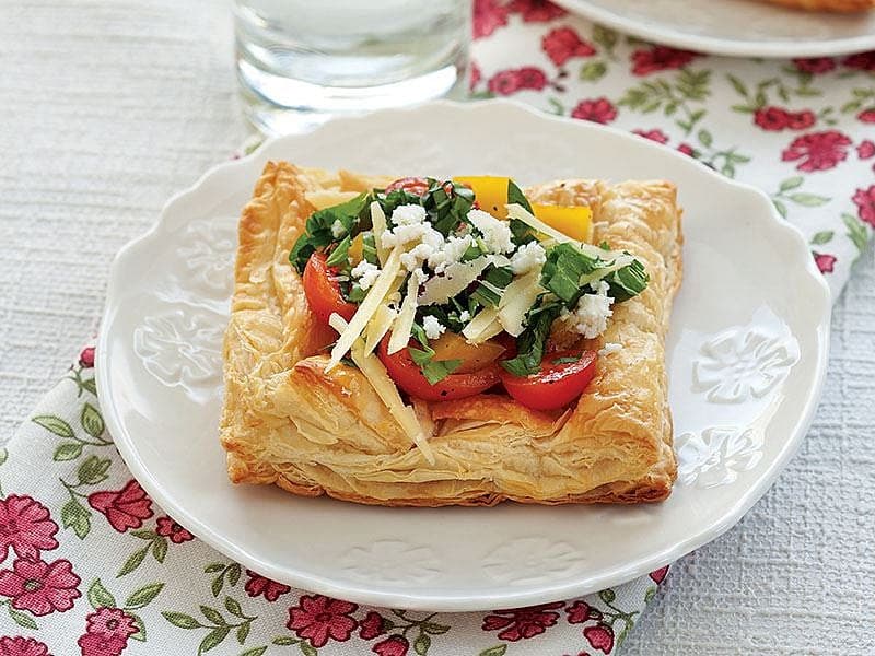 Milföy Üzerinde Domates Salatası