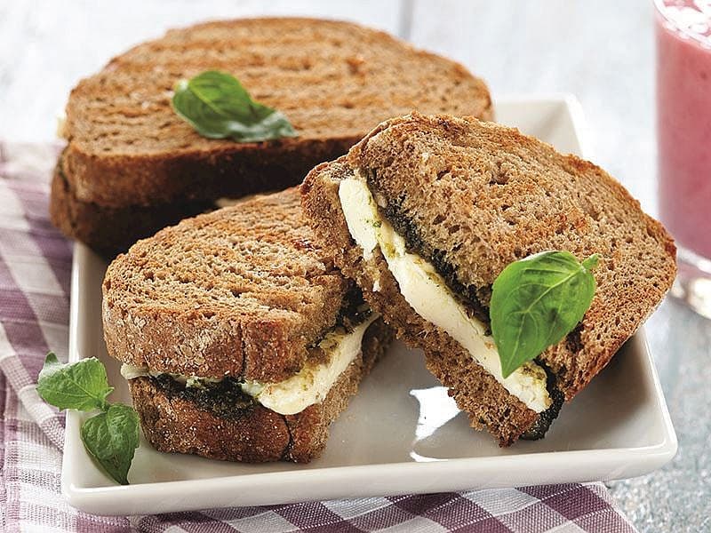 Mozzarela Peynirli Ve Pesto Soslu Tost