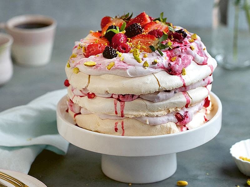 Orman Meyveli Ve Antep Fıstıklı Pavlova