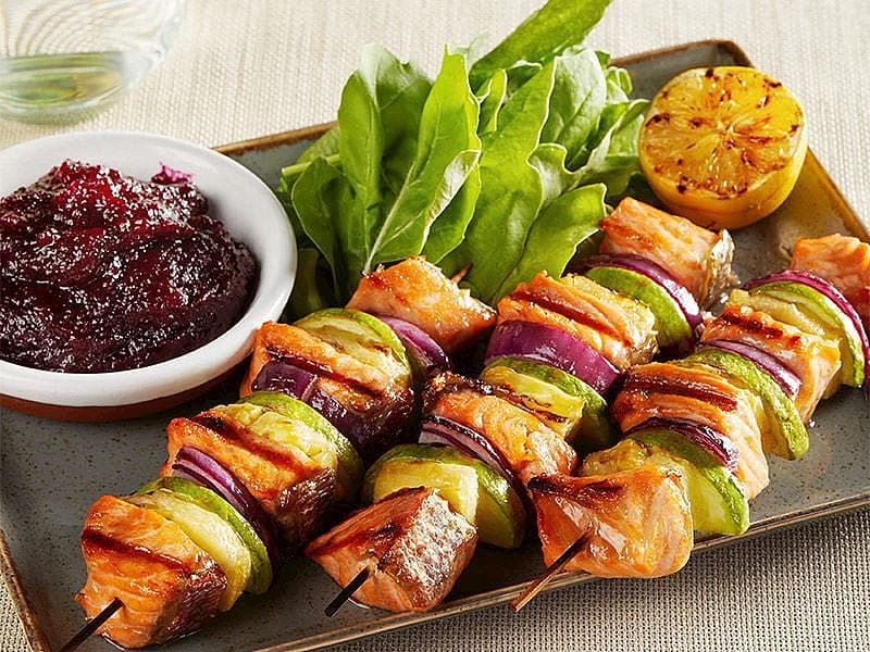 Pancar Püresi Üzerinde Ananaslı Somon Şiş