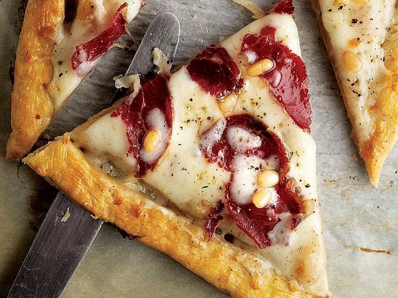 Pastırmalı, Ayva Reçelli Ve Kaşar Peynirli Tart