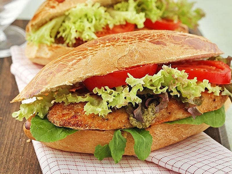 Patates Kızartmalı Ve Tavuk Köfteli Burger