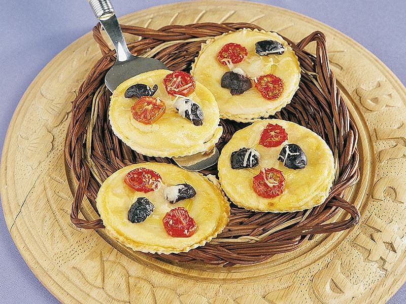 Patatesli Ve Zeytinli Küçük Pideler