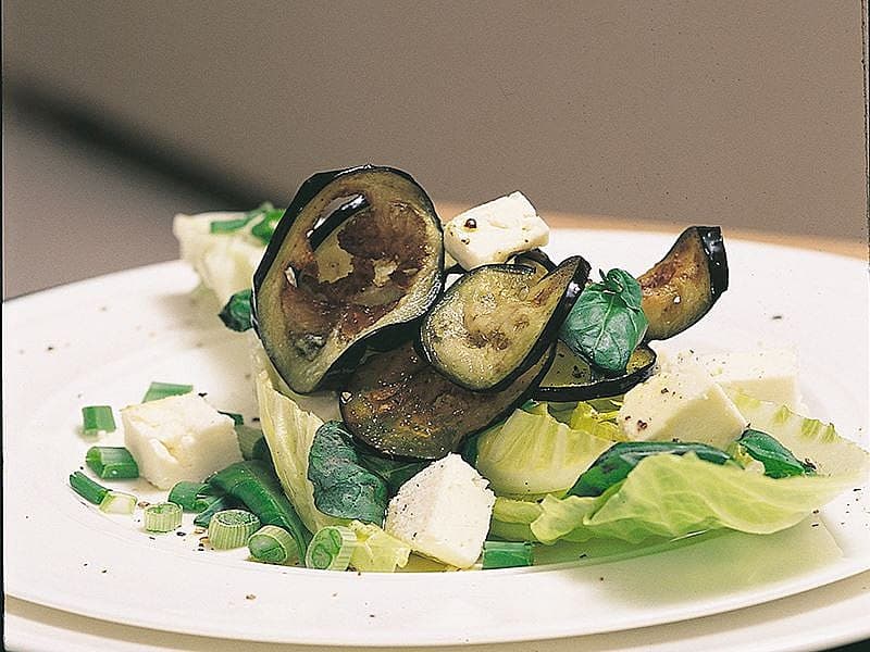 Patlıcanlı Ve Beyaz Peynirli Marul Salatası