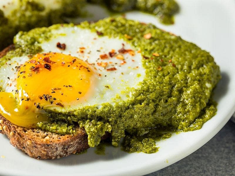 Pesto Soslu Yumurta