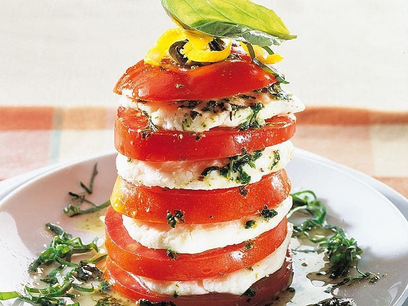 Pesto Soslu Domates Kulesi
