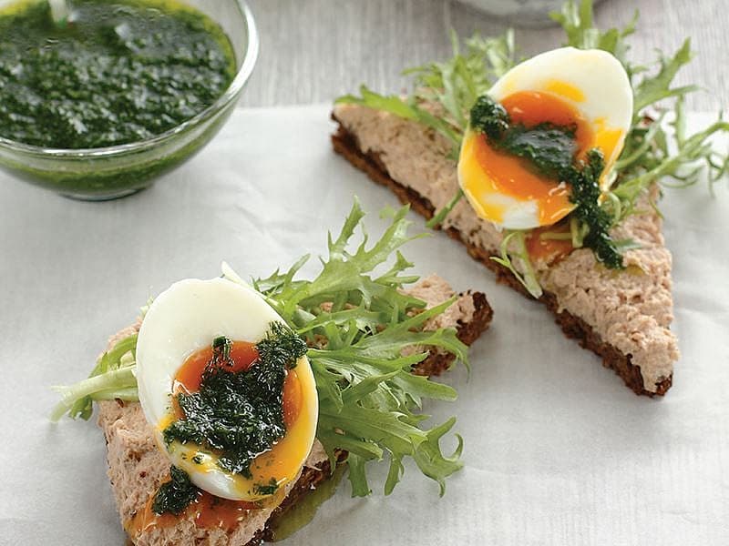 Pesto Soslu Ve Ton Balıklı Ekmek Dilimleri
