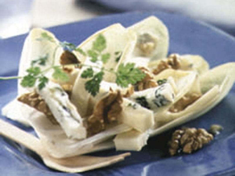 Peynirli Ve Cevizli Hindiba Salatası