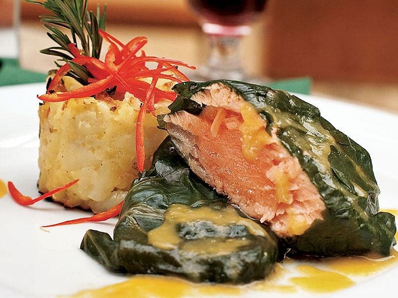 Portakal Soslu Ve Pazı Yaprağına Sarılmış Somon
