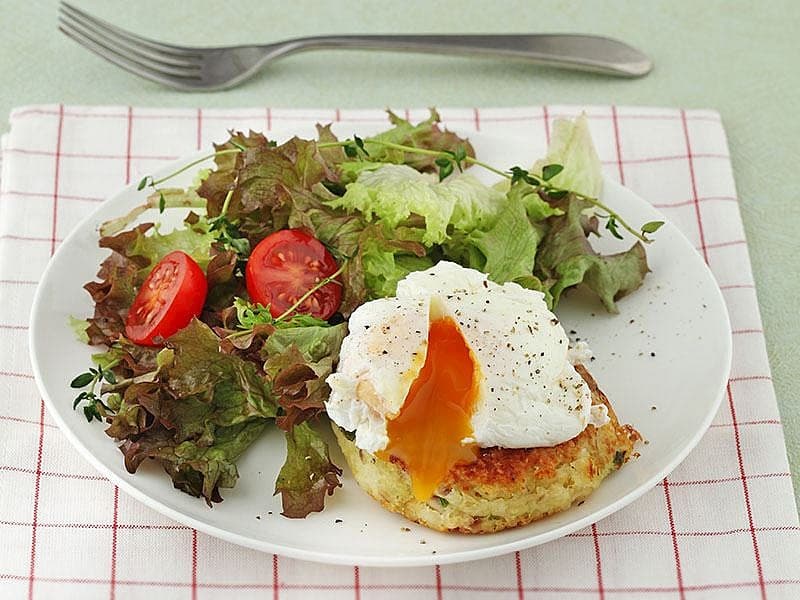 Poşe Yumurtalı Ve Balık Köfteli Salata