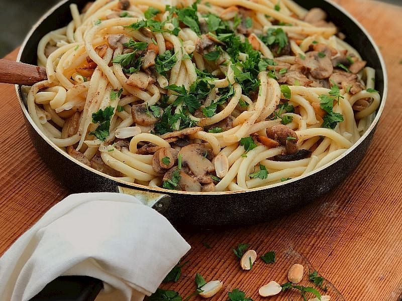 Sarımsaklı Kremalı Mantarlı Makarna tarifi