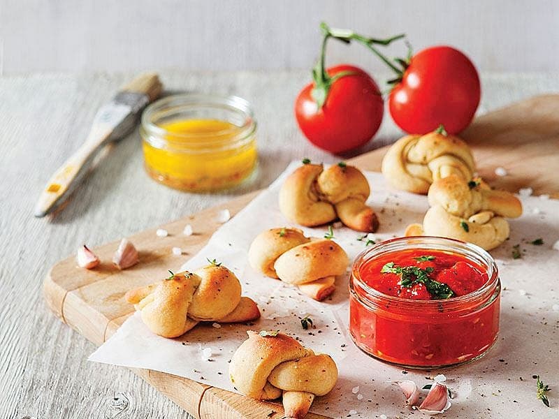 Sarımsaklı Düğüm Ekmek Ve Domates Sos