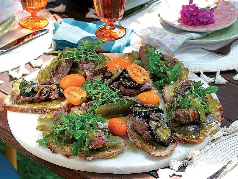 Sebzeli Ve Izgara Etli Bruschetta