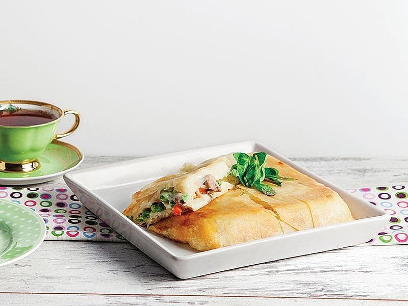 Sebzeli Ve Tavuk Etli Börek