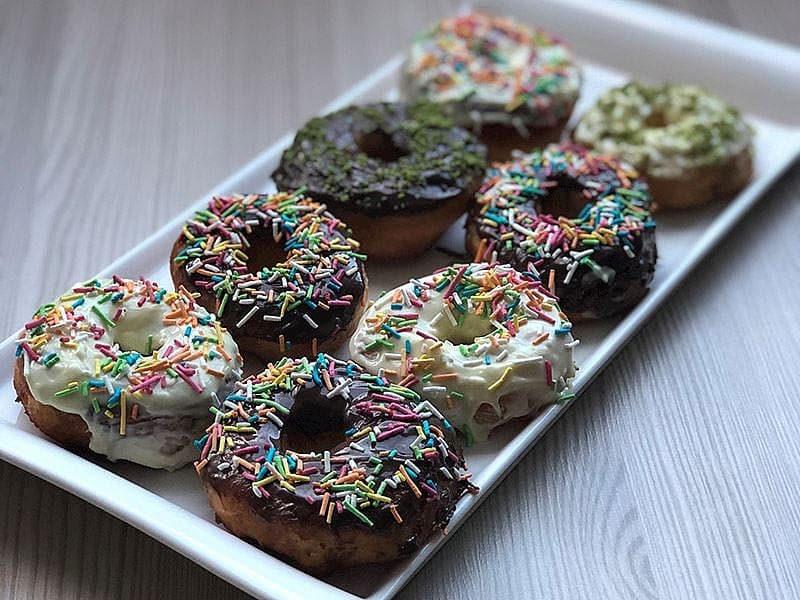 Şekerlemeli Renkli Donutlar