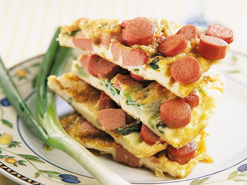 Soğanlı Ve Sosisli Omlet Kulesi