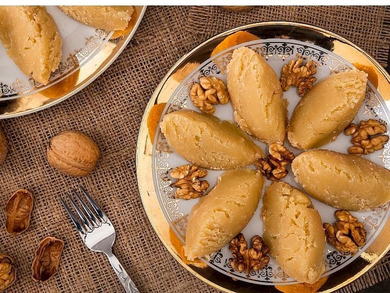 Sütsüz Un Helvası