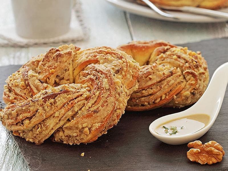 Tahinli Ve Cevizli Çelenk Çörek