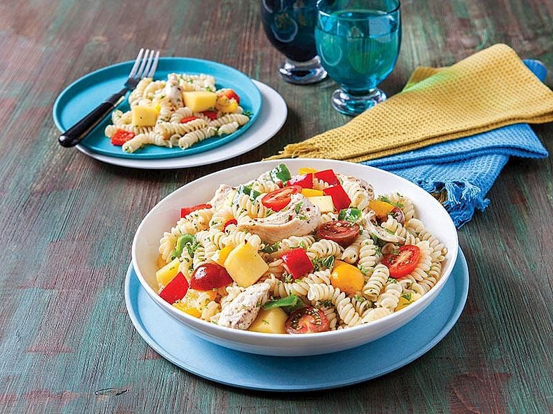 Tavuk Etli, Mangolu Ve Renkli Biberli Makarna Salatası