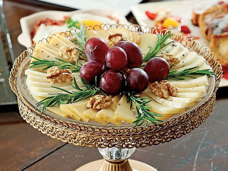 Taze Meyve Ve Cevizli Antre Gourme Peynir Tabağı