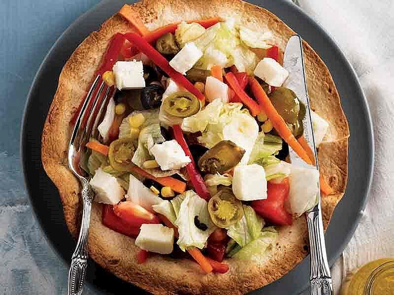 Tortilla Kasesinde Keçi Peynirli Salata