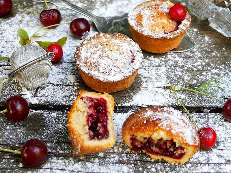 Vişneli Fındık Hamurlu Tart