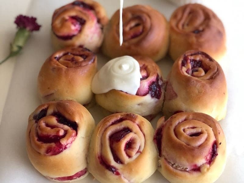 Vişneli Rulo Çörek