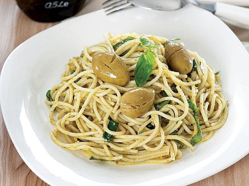 Yeşil Zeytinli Pesto Soslu Makarna