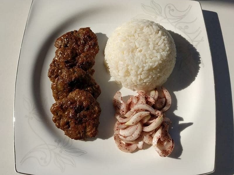 Yumuşak Köfte Ve Sumaklı Soğan