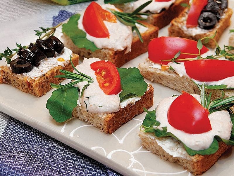Zeytinli Ekmek Üzerinde Ton Balık Mus