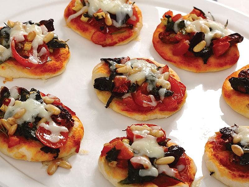 Zeytinli Ve Fıstıklı Mini Pizzalar