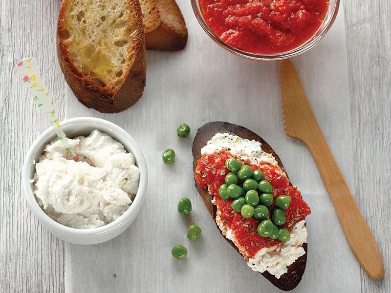 Ekmek Üzerinde Salsa Soslu Peynir