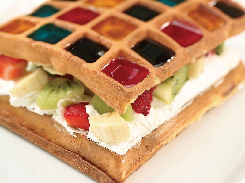 Labne Peynirli Ve Meyveli Waffle